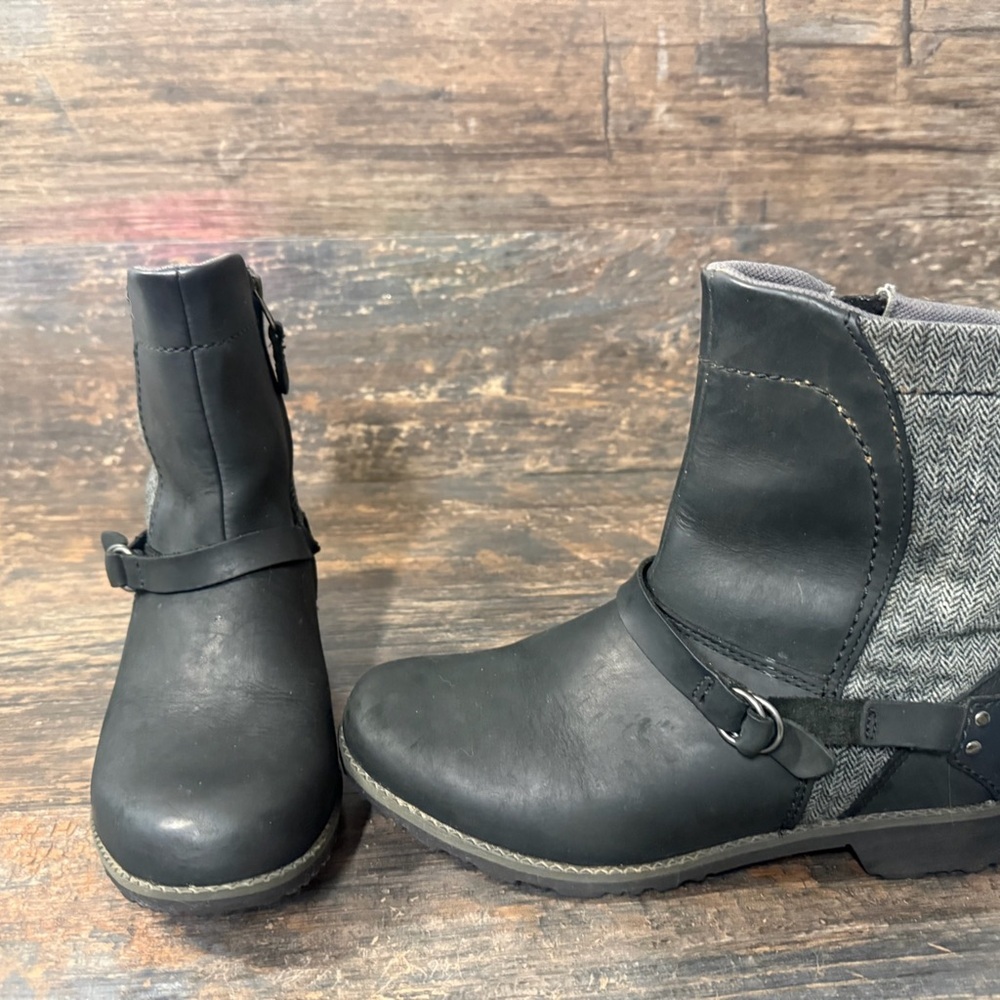 Eddie Bauer Black and Gray Heeled Boots with Cozy Knit Upper - Picture 2 of 6
